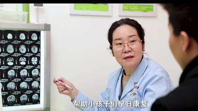 张焱医生正在看诊